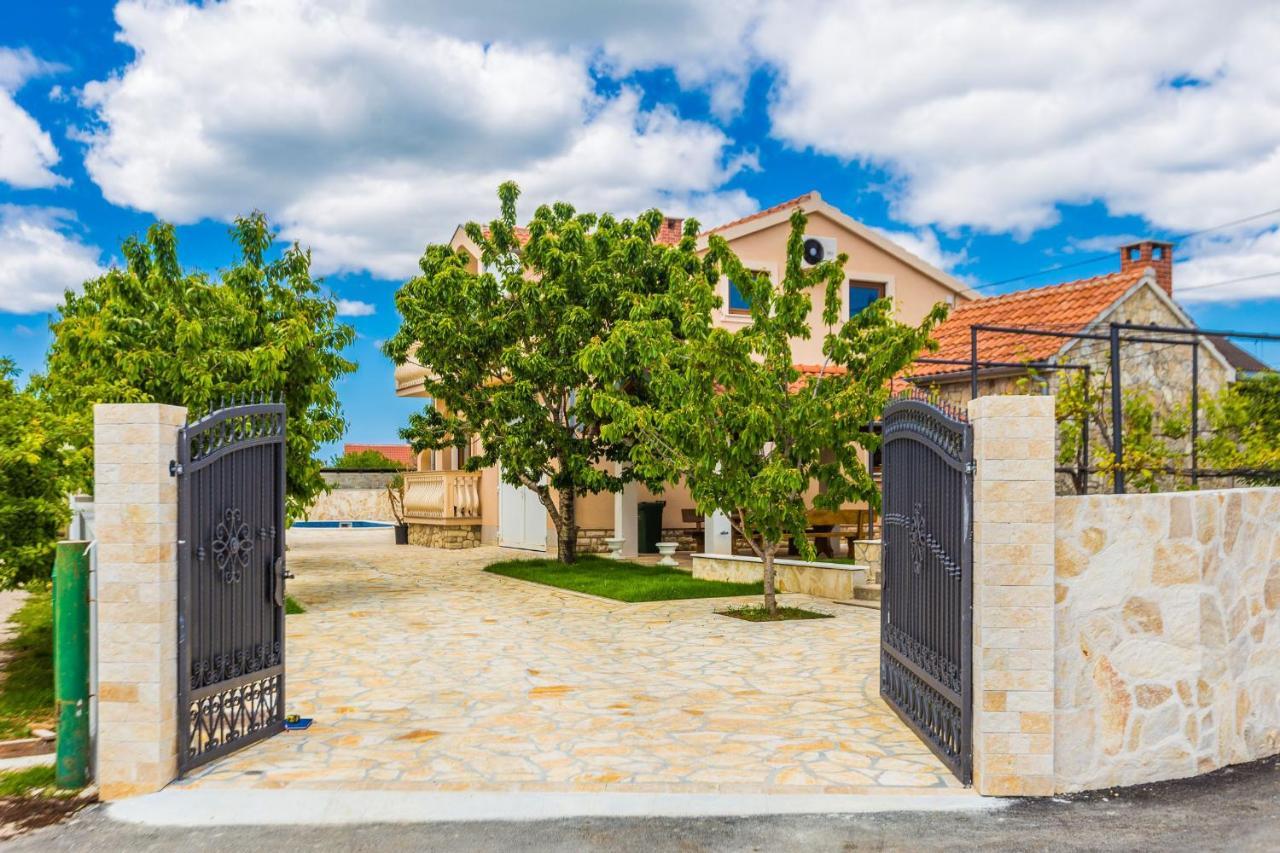 Villa Tina With Swimming Pool, Tennis Court, Games Room, Sauna, Gym, Bbq Policnik Luaran gambar