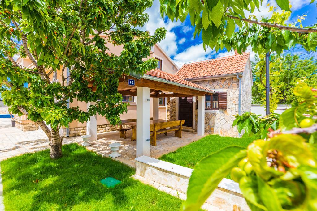 Villa Tina With Swimming Pool, Tennis Court, Games Room, Sauna, Gym, Bbq Policnik Luaran gambar