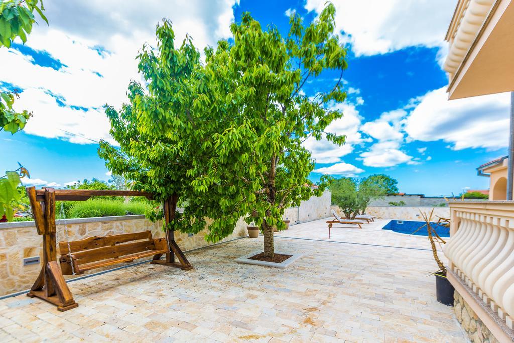 Villa Tina With Swimming Pool, Tennis Court, Games Room, Sauna, Gym, Bbq Policnik Luaran gambar