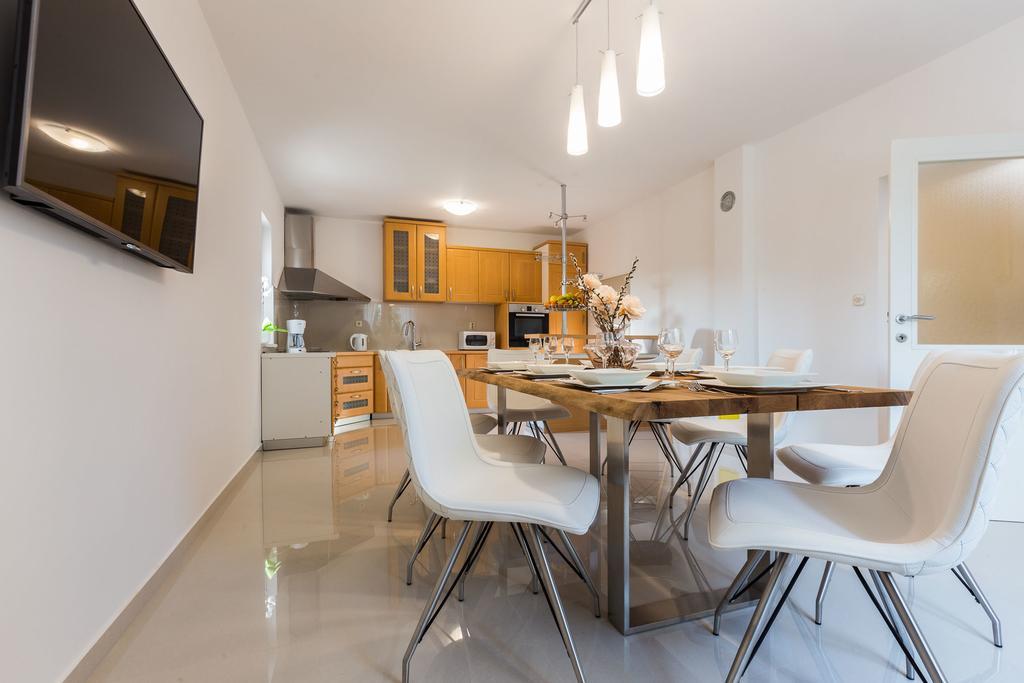 Villa Tina With Swimming Pool, Tennis Court, Games Room, Sauna, Gym, Bbq Policnik Luaran gambar