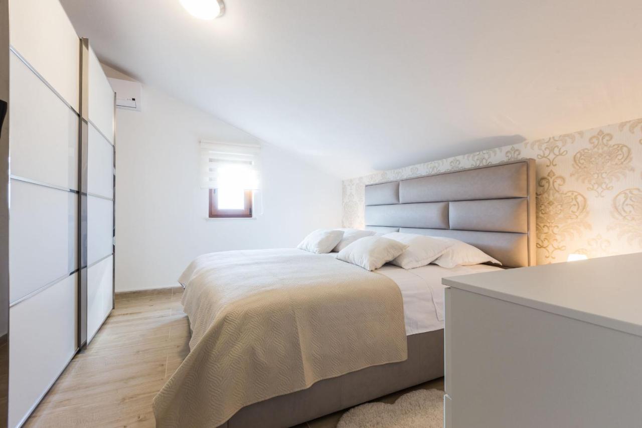 Villa Tina With Swimming Pool, Tennis Court, Games Room, Sauna, Gym, Bbq Policnik Luaran gambar