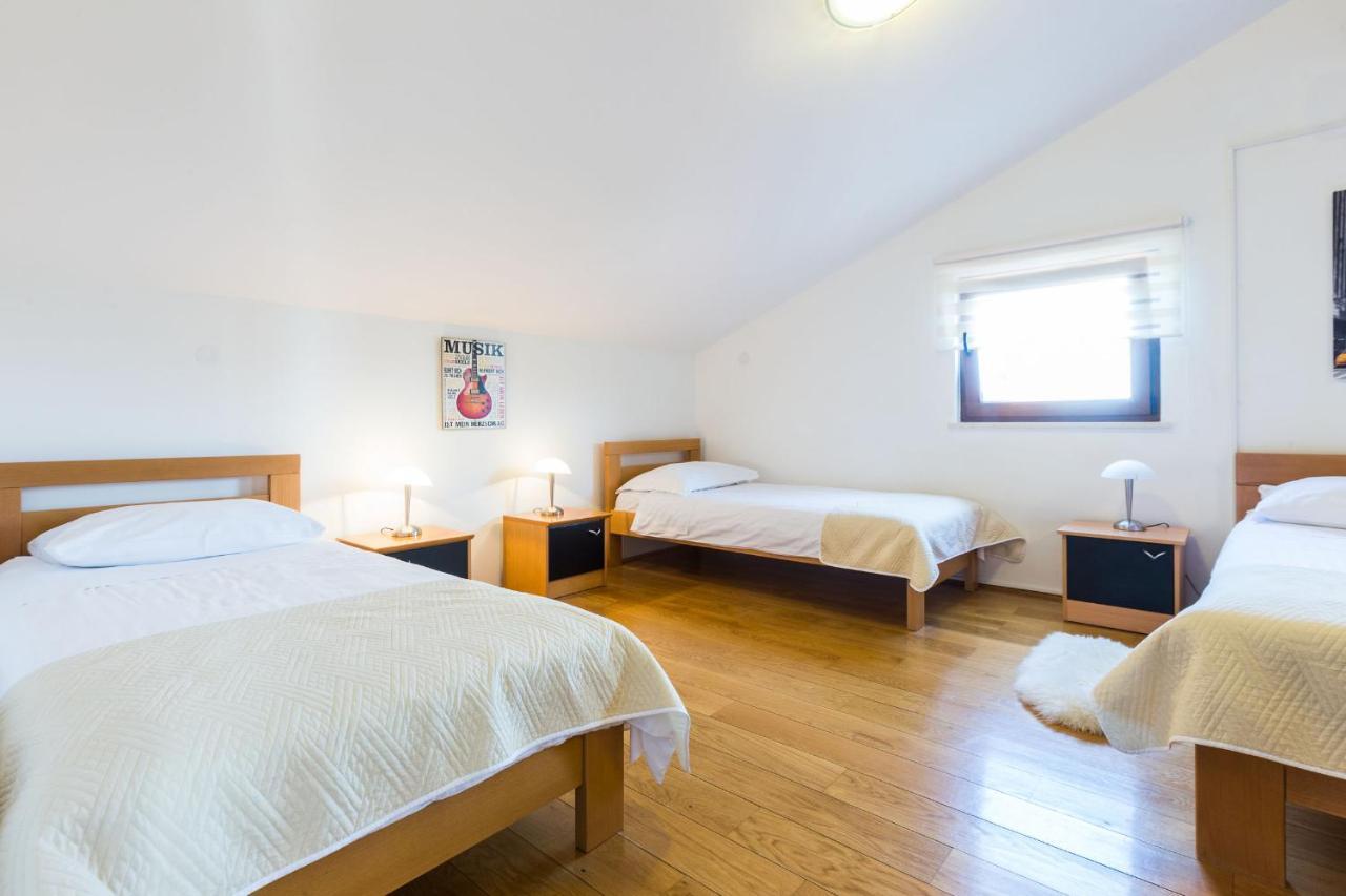 Villa Tina With Swimming Pool, Tennis Court, Games Room, Sauna, Gym, Bbq Policnik Luaran gambar